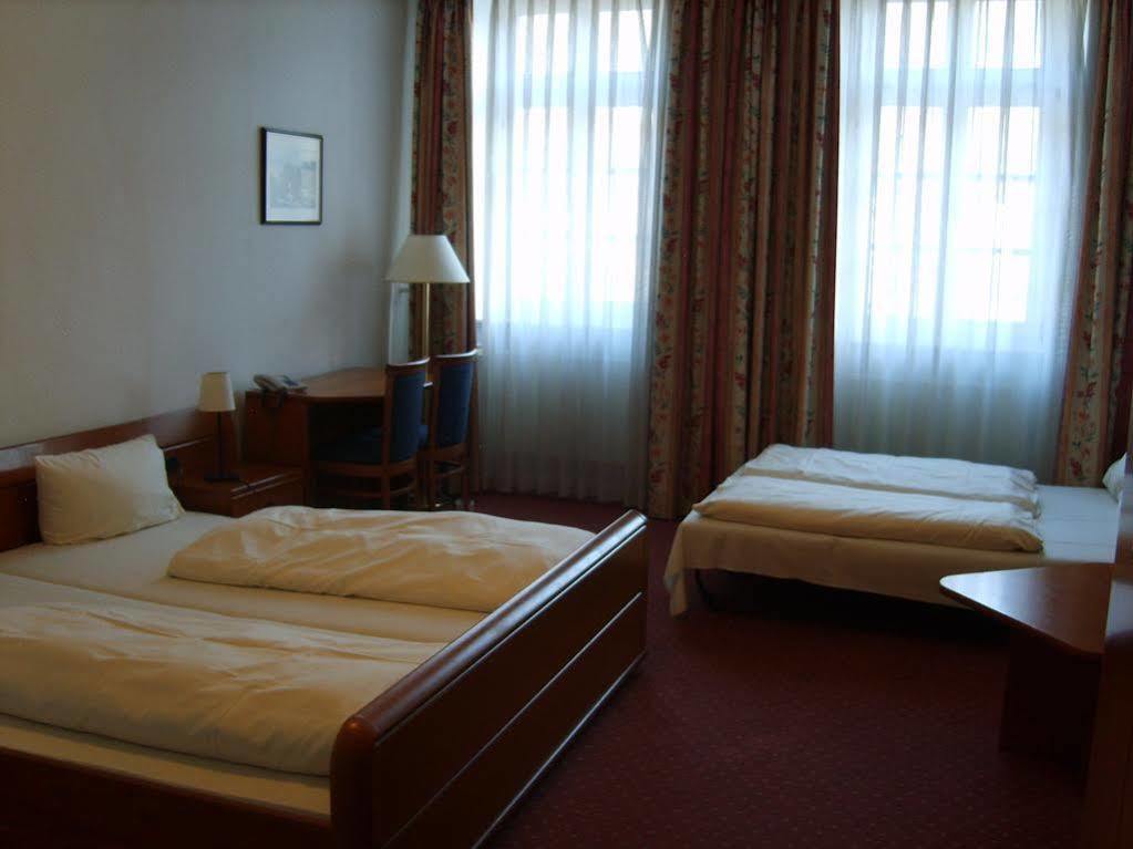 Vier Jahreszeiten Hotel 2*